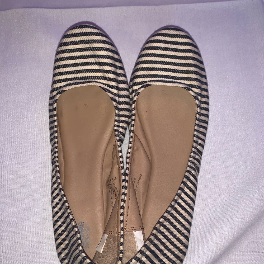 Black and White Flats